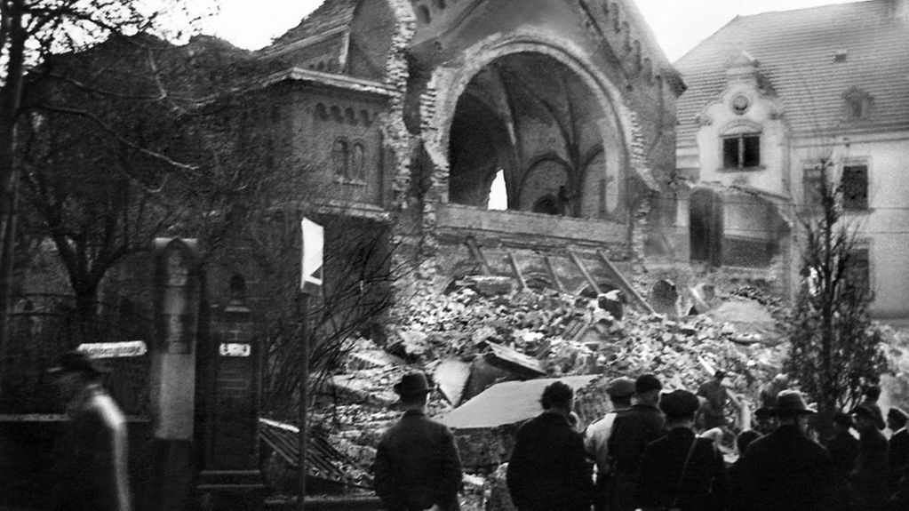 Photographie d’archive d’une synagogue détruite