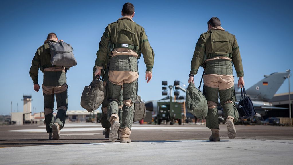 Des pilotes marchent vers leurs avions Tornado sur la base aérienne d’Incirlik dans le cadre de la mission Counter Daesh
