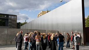 Des visiteurs du mémorial du Mur de Berlin dans la Bernauer Strasse