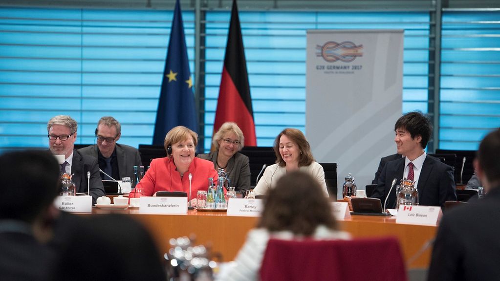 Bundeskanzlerin Angela Merkel beim Treffen mit Jugendlichen aus G20-Staaten.