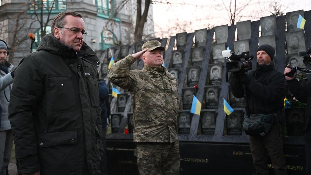 Verteidigungsminister Boris Pistorius an der Gedenkstätte für die „Helden des Maidan“.