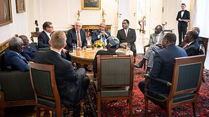 Bundespräsident Frank-Walter Steinmeier im Gespräch mit afrianischen Regierungschefs im Schloss Bellevue.