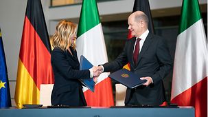 Bundeskanzler Olaf Scholz mit Giorgia Meloni, Italiens Ministerpräsidentin, bei der Unterzeichnung eines Aktionsplans.