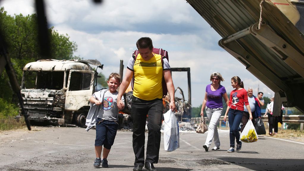 Des Ukrainiens quittent leur village à pied