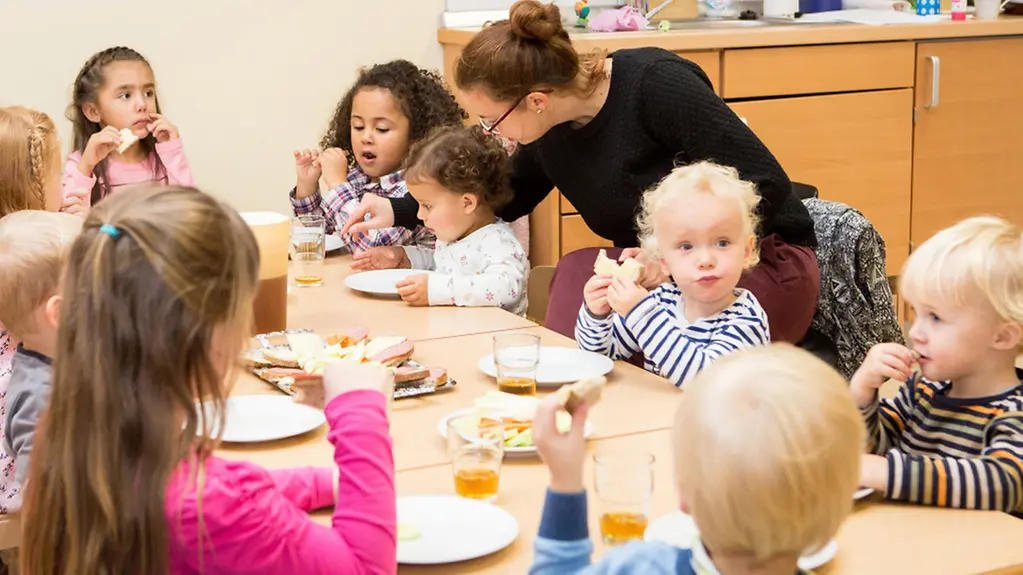 Kinder frühstücken gemeinsam in der Kita.