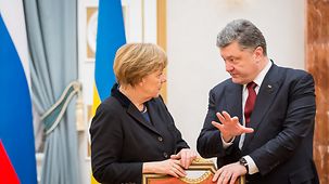 Bundeskanzlerin Angela Merkel unterhält sich mit dem ukrainischen Präsidenten Petro Poroschenko