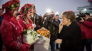 Bundeskanzlerin Angela Merkel isst ein Stück Brot.