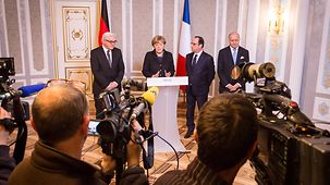 Bundeskanzlerin Angela Merkel und der französische Präsident François Hollande bei Abschluss-PK.