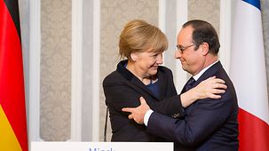 Bundeskanzlerin Angela Merkel und der französische Präsident François Hollande bei Abschluss-PK.