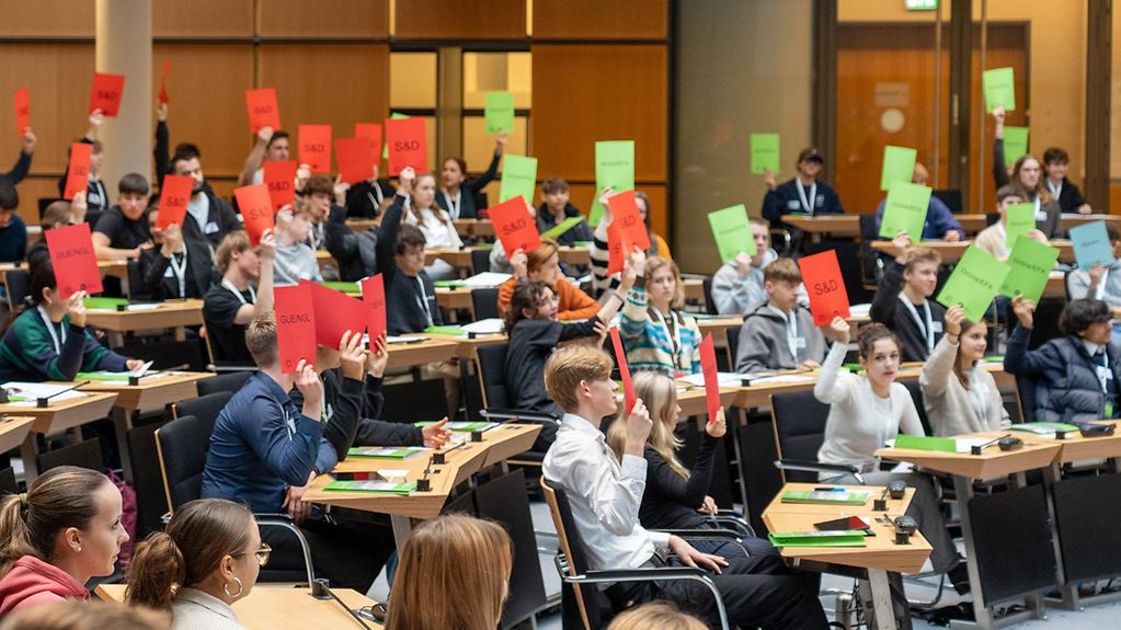 Knapp 200 Schülerinnen und Schüler schlüpften im Berliner Abgeordnetenhaus bei der „Simulation Europäisches Parlament“ in die Rolle von Europaabgeordneten.