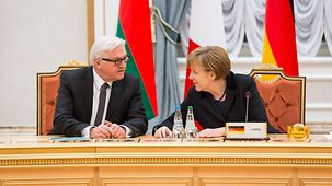 Bundeskanzlerin Angela Merkel unterhält sich mit Außenminister Frank-Walter Steinmeier.
