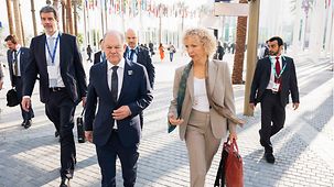 Bundeskanzler Olaf Scholz mit Jennifer Morgan bei der Weltklimakonferenz COP28.