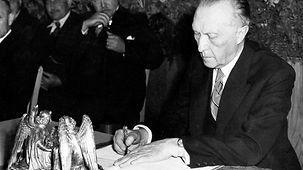Der Präsident des Parlamentarischen Rates, Dr. Konrad Adenauer, bei der Unterzeichnung des Grundgesetzes am 23. Mai 1949 genau um 17 Uhr in Bonn. Es trat allerdings erst am 24. Mai 1949, 00:00 Uhr in Kraft. (AP Photo/File) 70 Jahre Grundgesetz