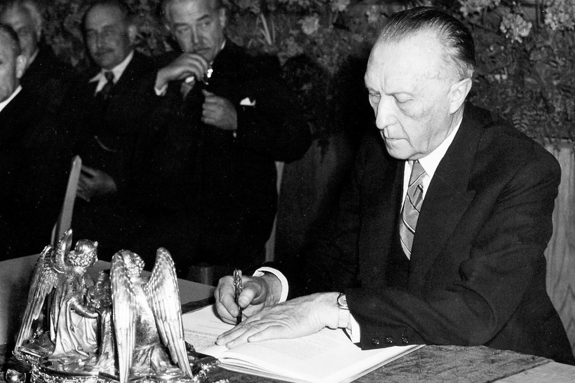 Der Präsident des Parlamentarischen Rates, Dr. Konrad Adenauer, bei der Unterzeichnung des Grundgesetzes am 23. Mai 1949 genau um 17 Uhr in Bonn. Es trat allerdings erst am 24. Mai 1949, 00:00 Uhr in Kraft. (AP Photo/File) 70 Jahre Grundgesetz