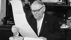 Ludwig Erhard liest in einem längeren Schriftstück.