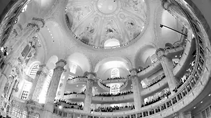 Ein Blick in die Kuppel der Dresdner Frauenkirche. Viele Menschen wohnen der Eröffnung der Kirche bei.