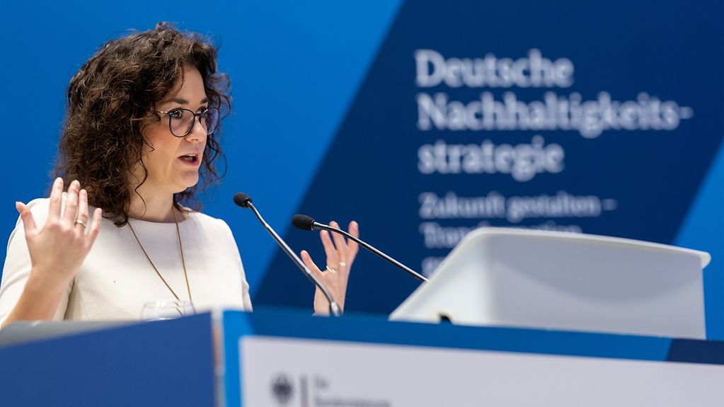 Sarah Ryglewski, Staatsministerin für Nachhaltigkeit beim Bundeskanzler, richtet ein Grußwort an die Teilnehmer an der Regionalkonferenz der bundesweiten Dialogreihe „Zukunft gestalten - Transformation, gemeinsam, jetzt“ in Bremen.