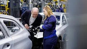 Bundeskanzler Olaf Scholz beim Besuch der BMW Group in der Produktion.