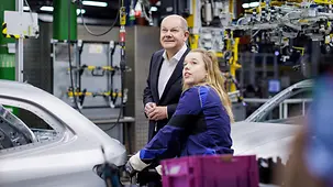 Bundeskanzler Olaf Scholz beim Besuch der BMW Group.