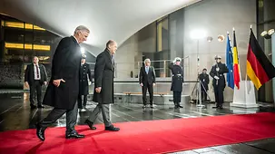 Bundeskanzler Olaf Scholz mit König Philippe von Belgien.