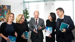 Steffi Lemke, Svenja Schulze, Federal Chancellor Olaf Scholz, Annalena Baerbock and Robert Habeck holding copies of the foreign policy climate strategy.