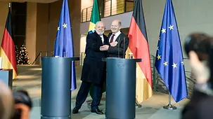 Federal Chancellor Olaf Scholz and the Brazilian President Lula da Silva embracing during a joint press conference.