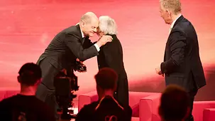 le chancelier prononce le discours en l'honneur de Margot Friedländer et lui remet le « Cœur d’or » lors de l'émission télévisée « Ein Herz für Kinder ».
