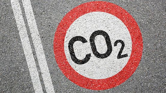 Auf einer Straße ist ein rotumrandetes rundes Schild mit der Aufschrift "CO2" zu sehen.