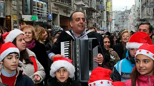Am 24. Dezember ziehen die Kinder mit Trommeln und Glocken durch die Straßen. 