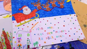 Die Kinder warten auf den „Père Noël“, der die Geschenke in die dafür von den Kindern aufgestellten Stiefel legt.