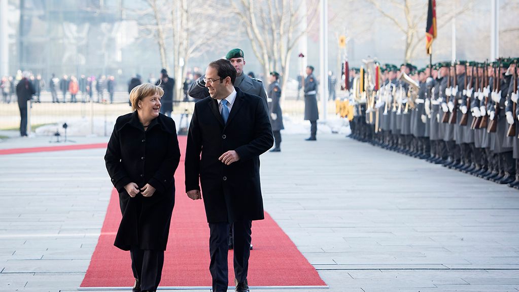 Bundeskanzlerin Angela Merkel empfängt Tunesiens Ministerpräsident Youssef Chahed mit militärischen Ehren.
