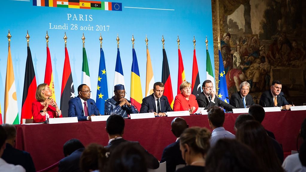 Bundeskanzlerin Angela Merkel, der französische Präsident Emmanuel Macron und Vertreter europäischer und afrikanischer Länder bei einer Pressebegegnung in Paris.