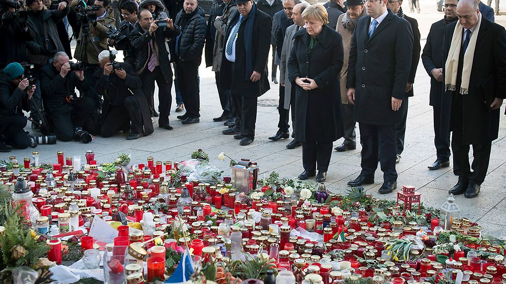 Bundeskanzlerin Angela Merkel und Tunesiens Ministerpräsident Youssef Chahed gedenken am Breitscheidplatz der Opfer eines Terroranschlags.