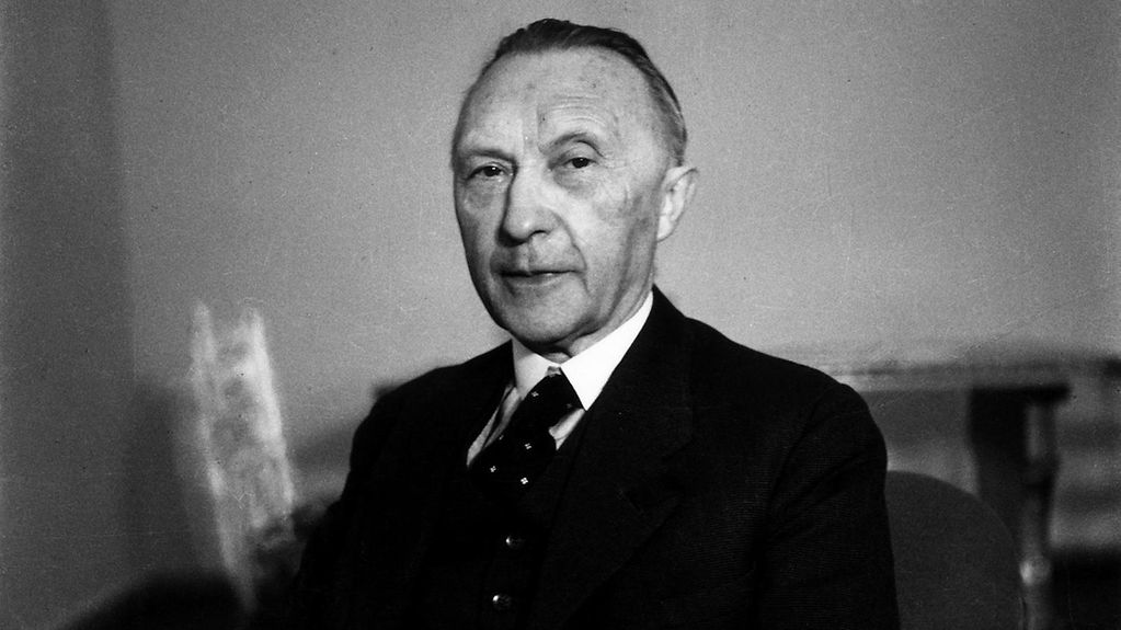 Ein Porträt von Konrad Adenauer.