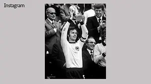 Weltmeister als Spieler und Trainer: Franz Beckenbauer war einer der größten Fußballer in Deutschland und für viele „der Kaiser“ - auch, weil er über Generationen für den deutschen Fußball begeistert hat. 