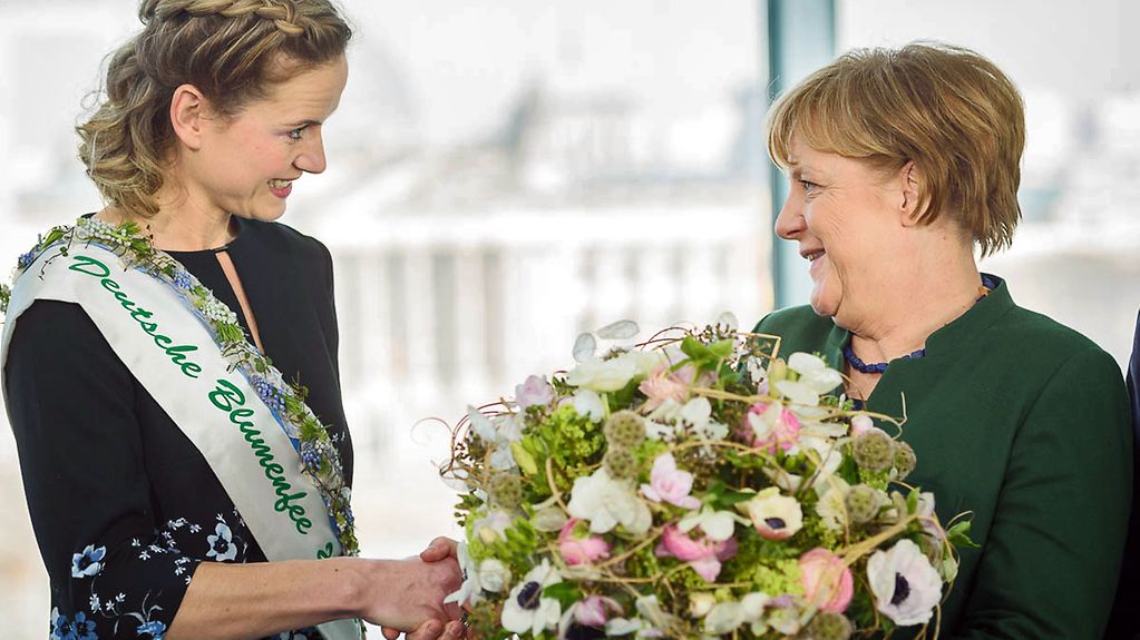 Bundeskanzlerin Angela Merkel bekommt anlässlich des Valentintages einen Blumenstrauß durch den Zentralverband Gartenbau überreicht.