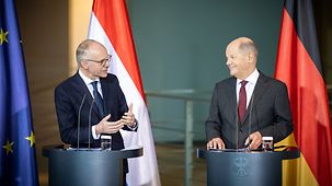 Bundeskanzler Olaf Scholz mit Luc Frieden, Premierminister des Großherzogtums Luxemburg.