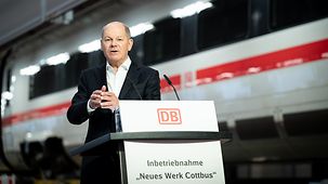 Bundeskanzler Olaf Scholz im neuen Instandhaltungswerk der Deutschen Bahn AG für ICE-Züge in Cottbus 