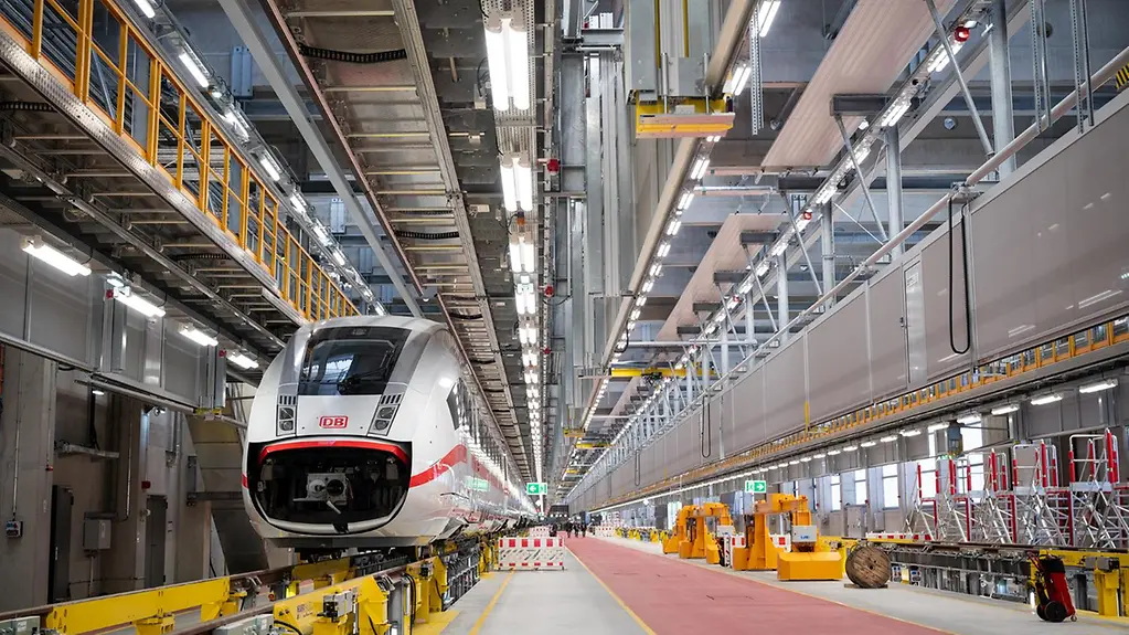 Bundeskanzler Olaf Scholz während der Inbetriebnahme des neuen DB-Instandhaltungswerks für ICE-Züge in Cottbus.