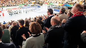 Bundeskanzler Olaf Scholz auf der Tribüne beim Handballspiel Nordmazedonien gegen Deutschland 