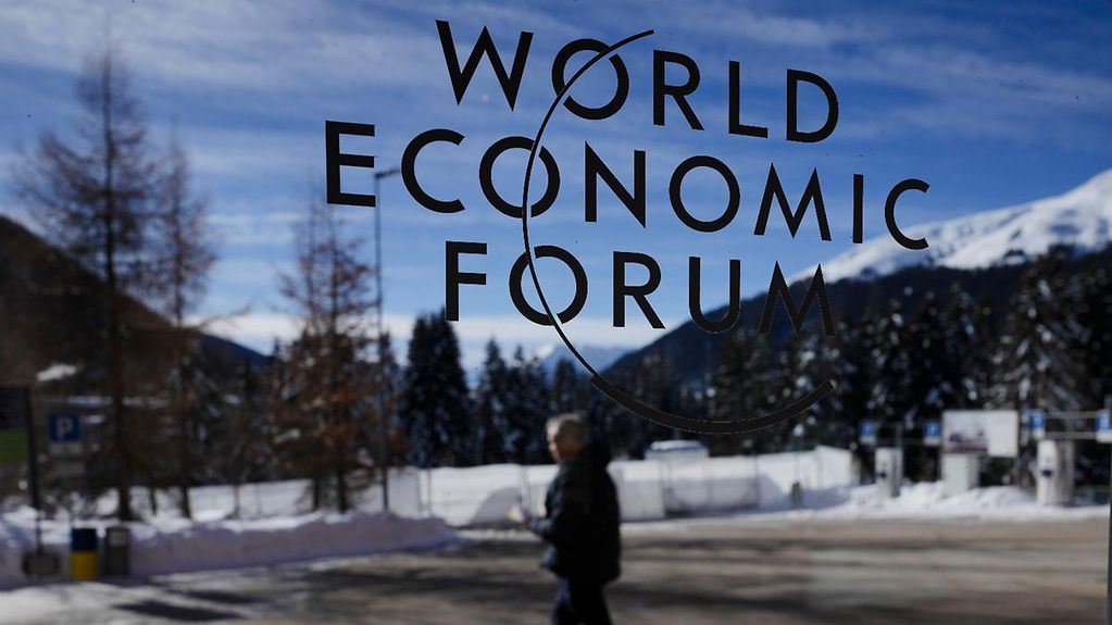 Das Logo des Weltwirtschaftsforums ist auf einem Fenster am Kongresscenter in Davos zu sehen.