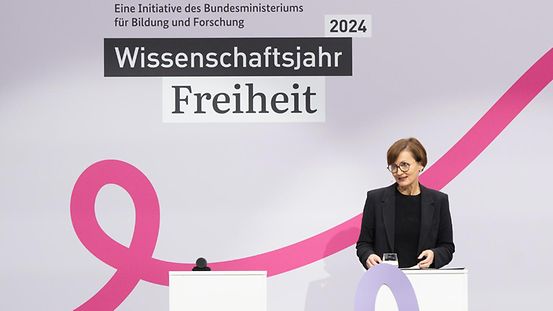 Bundesforschungsministerin Bettina Stark-Watzinger hält bei der Auftaktveranstaltung zum Wissenschaftsjahr 2024 eine Rede. 
