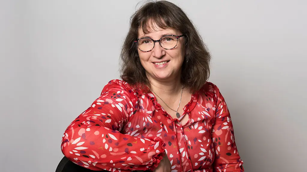 Portrait d’Antje Aubert sur fond gris