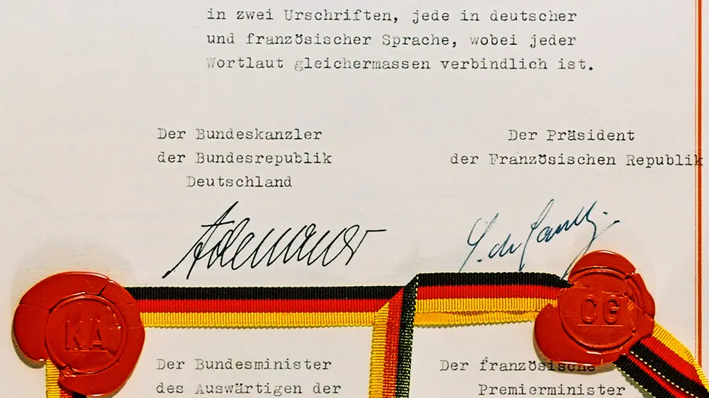 Le texte du traité avec les signatures de Konrad Adenauer, chancelier de la République fédérale d'Allemagne, et Charles de Gaulle, président de la République française