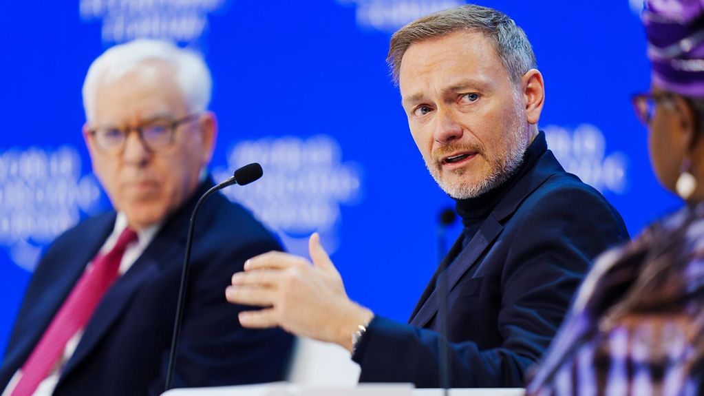 Bundesfinanzminister Lindner spricht beim Weltwirtschaftsforum in Davos.