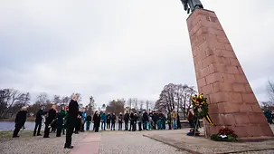 Nancy Faeser, Bundesministerin des Inneren und für Heimat, bei der Kranzniederlegung an der Mahn- und gedenkstätte in Ravensbrück.