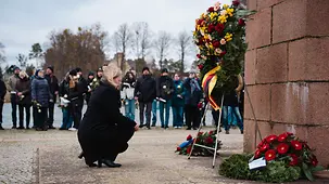 Nancy Faeser, Bundesministerin des Inneren und für Heimat, bei der Kranzniederlegung an der Mahn- und gedenkstätte in Ravensbrück.