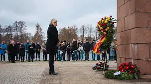 Nancy Faeser, Bundesministerin des Inneren und für Heimat, bei der Kranzniederlegung an der Mahn- und gedenkstätte in Ravensbrück.