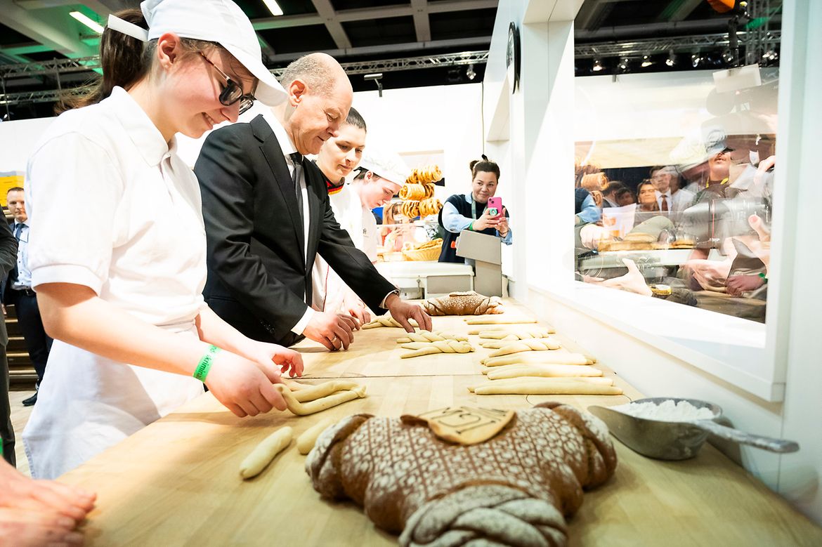 Le chancelier fédéral Olaf Scholz sur un stand de boulangerie lors de la Semaine verte
