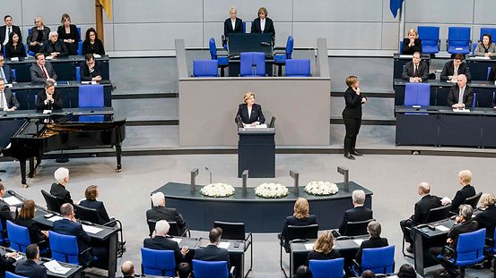 Eva Szepesi spricht im Bundestag.
